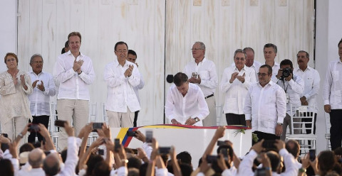 Colombia signs historic peace deal with Farc. Credit: Gobierno de Chile, CC BY 2.0 <https://creativecommons.org/licenses/by/2.0>, via Wikimedia Commons (Cropped)